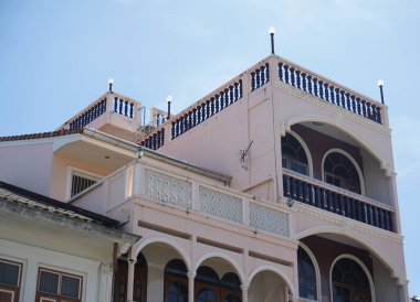 Tayland 'daki şehir binalarının pencere, kapı ve balkonlarının detaylı görüntüsü