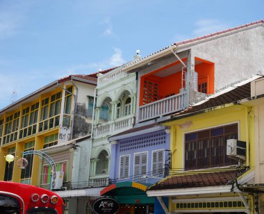 Tayland 'daki şehir binalarının pencere, kapı ve balkonlarının detaylı görüntüsü