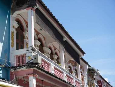 Tayland 'daki şehir binalarının pencere, kapı ve balkonlarının detaylı görüntüsü