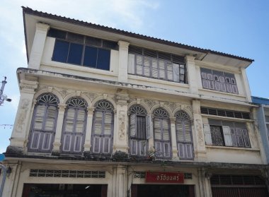 Tayland 'daki şehir binalarının pencere, kapı ve balkonlarının detaylı görüntüsü