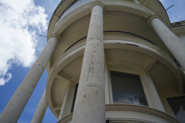 Tayland 'daki şehir binalarının pencere, kapı ve balkonlarının detaylı görüntüsü