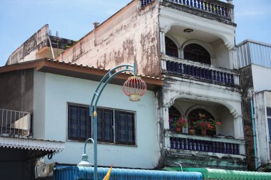 Tayland 'daki şehir binalarının pencere, kapı ve balkonlarının detaylı görüntüsü