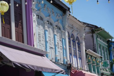 Tayland 'daki şehir binalarının pencere, kapı ve balkonlarının detaylı görüntüsü