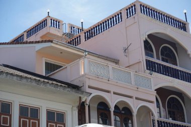 Tayland 'daki şehir binalarının pencere, kapı ve balkonlarının detaylı görüntüsü