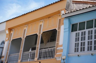 Tayland 'daki şehir binalarının pencere, kapı ve balkonlarının detaylı görüntüsü