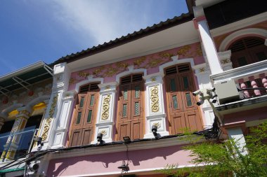Tayland 'daki şehir binalarının pencere, kapı ve balkonlarının detaylı görüntüsü