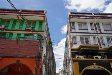 Tayland 'daki şehir binalarının pencere, kapı ve balkonlarının detaylı görüntüsü