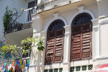 Tayland 'daki şehir binalarının pencere, kapı ve balkonlarının detaylı görüntüsü