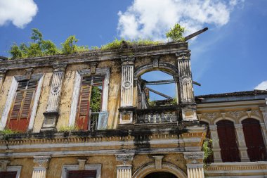 Tayland 'daki şehir binalarının pencere, kapı ve balkonlarının detaylı görüntüsü