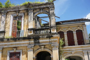 Tayland 'daki şehir binalarının pencere, kapı ve balkonlarının detaylı görüntüsü