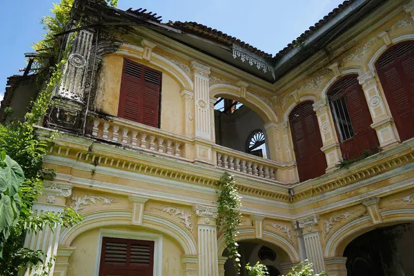 Tayland 'daki şehir binalarının pencere, kapı ve balkonlarının detaylı görüntüsü