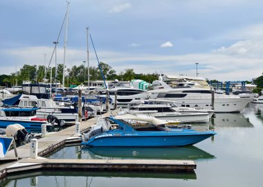 Şık, lüks bir yat şık bir marinaya yanaşmış.