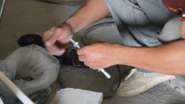 Bir grup inşaatçı metal bir yapı inşa etmekle meşgul..