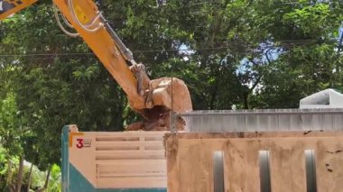 Bir buldozer tarafından önemli bir toprak yığını çıkarılıyor..