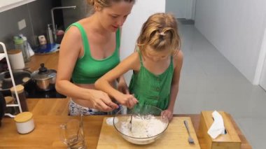 Bir anne ve kız, bu aktiviteyi keşfederken güvenli bir şekilde paten kaymaya hazırdır.