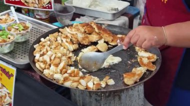 Usta bir aşçı dışarıda Tayland mutfağını tutkuyla pişiriyor.. 