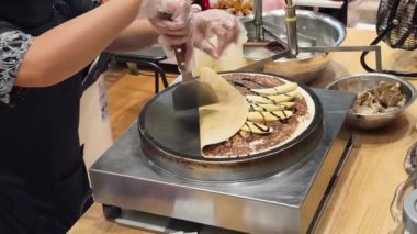 Usta bir aşçı dışarıda Tayland mutfağını tutkuyla pişiriyor.. 