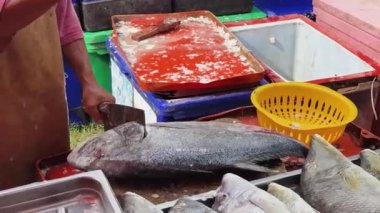 Usta bir aşçı dışarıda Tayland mutfağını tutkuyla pişiriyor.. 