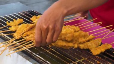 Usta bir aşçı dışarıda Tayland mutfağını tutkuyla pişiriyor.. 