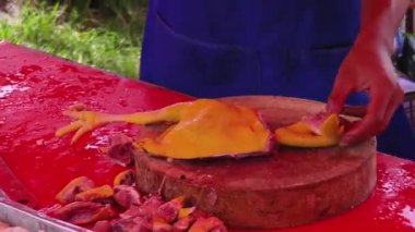 Usta bir aşçı dışarıda Tayland mutfağını tutkuyla pişiriyor.. 