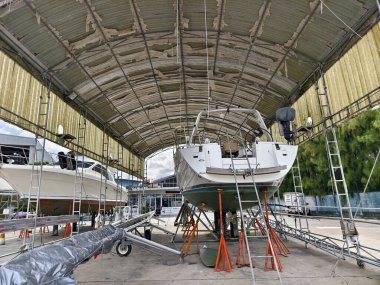 Bir tekne, temel bakım, hazırlık ve aletler için kapaklı bir yapının altında dikkatlice kaldırılır.