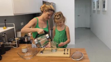 Bir anne ve kız, bu aktiviteyi keşfederken güvenli bir şekilde paten kaymaya hazırdır.