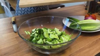 Taze sebzelerden ve çeşitli malzemelerden oluşan lezzetli bir salata pişiren bir şef. 