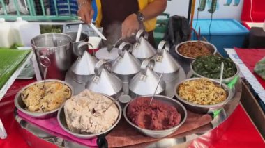 Usta bir aşçı dışarıda Tayland mutfağını tutkuyla pişiriyor.. 