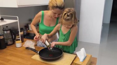 Bir anne ve kız, bu aktiviteyi keşfederken güvenli bir şekilde paten kaymaya hazırdır.