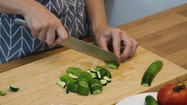 Taze sebzelerden ve çeşitli malzemelerden oluşan lezzetli bir salata pişiren bir şef. 