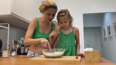 Bir anne ve kız, bu aktiviteyi keşfederken güvenli bir şekilde paten kaymaya hazırdır.