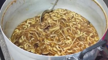 Usta bir aşçı dışarıda Tayland mutfağını tutkuyla pişiriyor.. 
