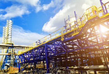 İnşaat alanında mavi gökyüzü zeminine karşı çelik çerçeve yapısı yapım aşamasında.