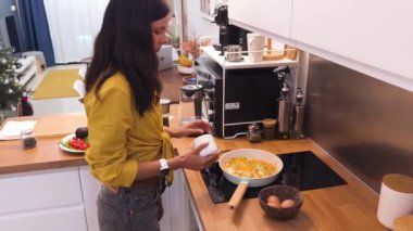 Genç kadın atölyeden canlı yayında vejetaryen yemekleri nasıl hazırlayacağını anlatıyor..