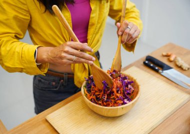 Genç kadın atölyeden canlı yayında vejetaryen yemekleri nasıl hazırlayacağını anlatıyor..