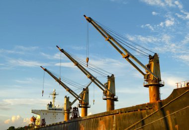 Yan tarafına vinç monte edilmiş büyük bir gemi.