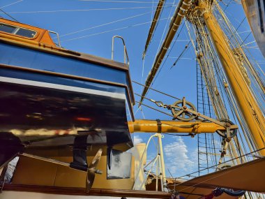 Bir cankurtaran sandalı güvenli bir şekilde büyük bir yelkenli gemisinin direğine bağlıdır.