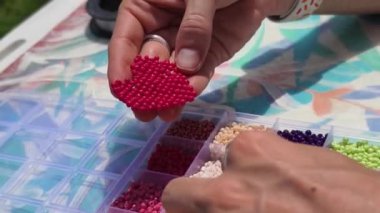 Parkta renkli bilezikler takan genç bir kadın..