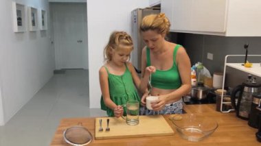 Bir anne ve kız, bu aktiviteyi keşfederken güvenli bir şekilde paten kaymaya hazırdır.