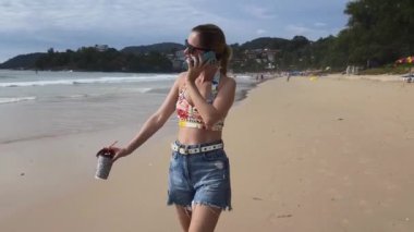 Genç bir kadın kumsalda güzel bir günün tadını çıkarıyor. 