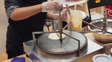 Usta bir aşçı dışarıda Tayland mutfağını tutkuyla pişiriyor.. 