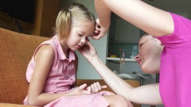 Neşeli bir anne ve kız birlikte tırnak sanatı yapıyor. 