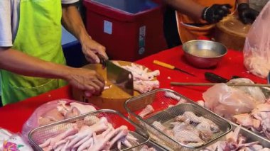 Usta bir aşçı dışarıda Tayland mutfağını tutkuyla pişiriyor.. 