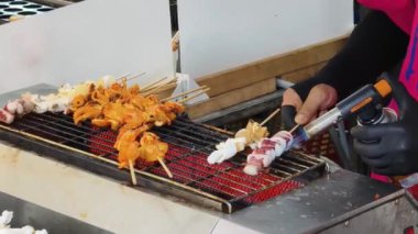 Usta bir aşçı dışarıda Tayland mutfağını tutkuyla pişiriyor.. 