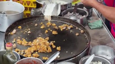 Usta bir aşçı dışarıda Tayland mutfağını tutkuyla pişiriyor.. 