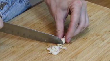 Çağdaş mutfakta Chiken Shawarma 'yı hazırlayan genç bir kadın.