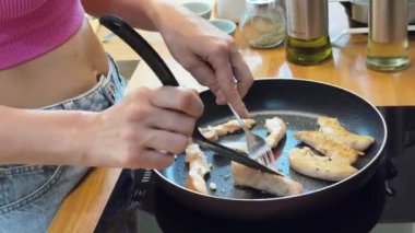 Çağdaş mutfakta Chiken Shawarma 'yı hazırlayan genç bir kadın.