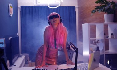 Güzel genç şarkıcı ve modern müzisyen kendi stüdyosundan yayın yapıyor..