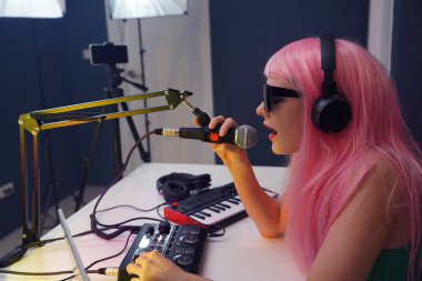 Güzel genç şarkıcı ve modern müzisyen kendi stüdyosundan yayın yapıyor..