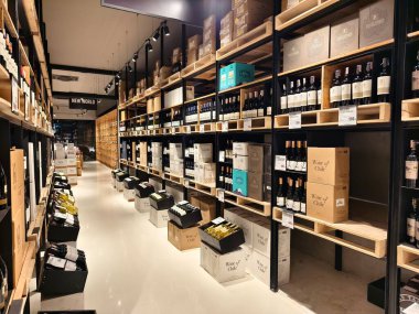 PHUKET, THAILAND - 05 Aralık 2024: Sayısız şarap ve çeşitli kutularla dolu büyük bir depo.